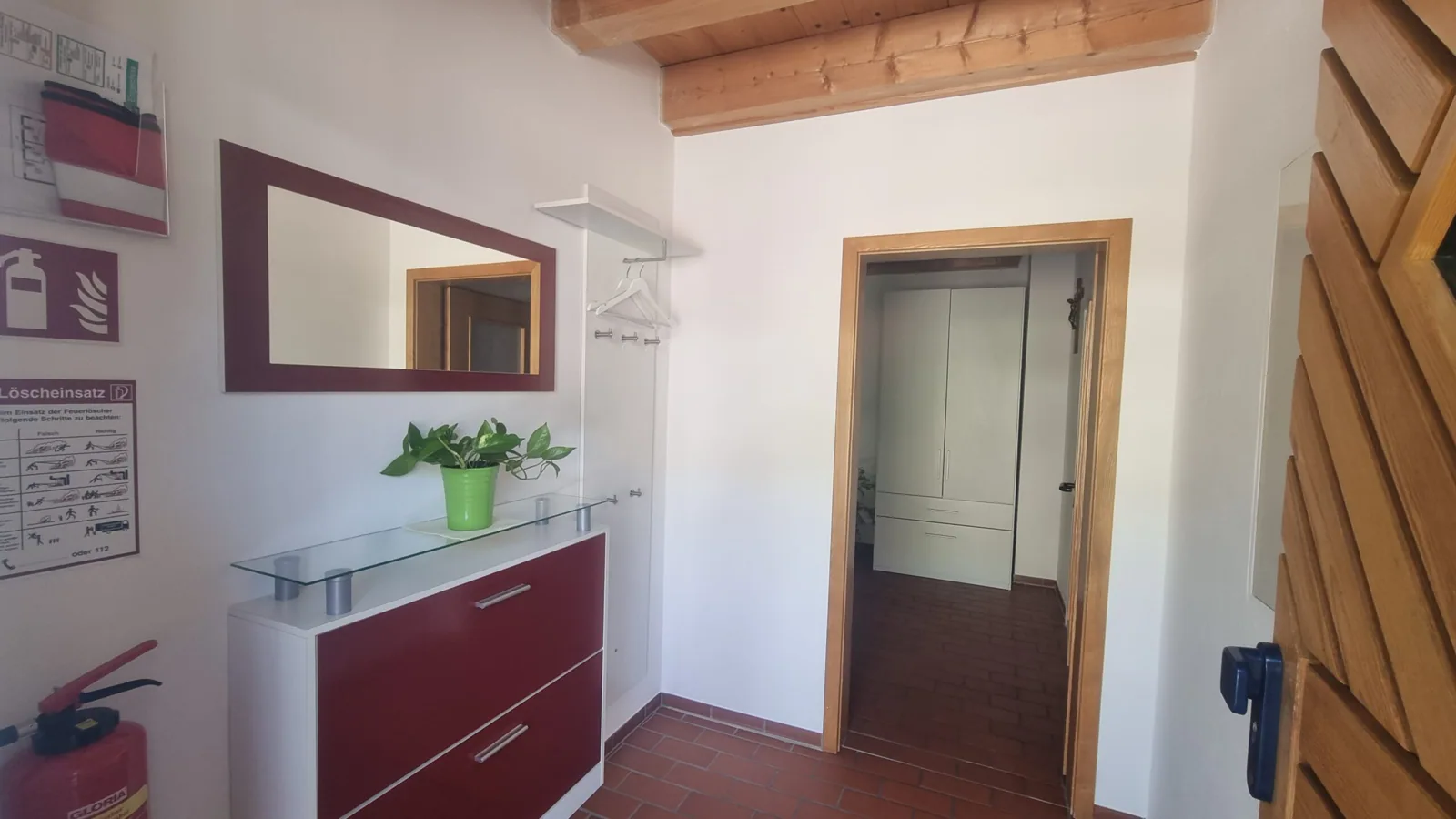 Flur mit Spiegel und Kommode im Haus Alpenblick