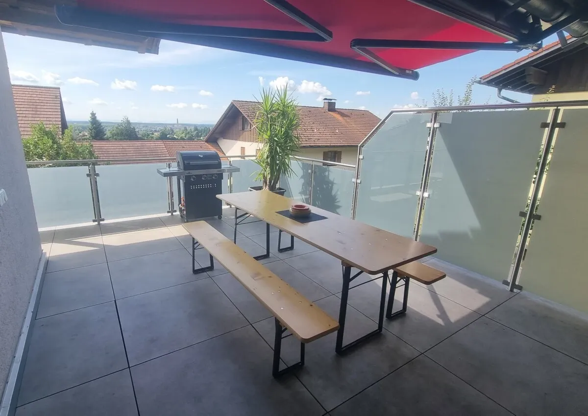Dachterrasse des Haus Alpenblick mit Sitzplatz und Sonnenschirm