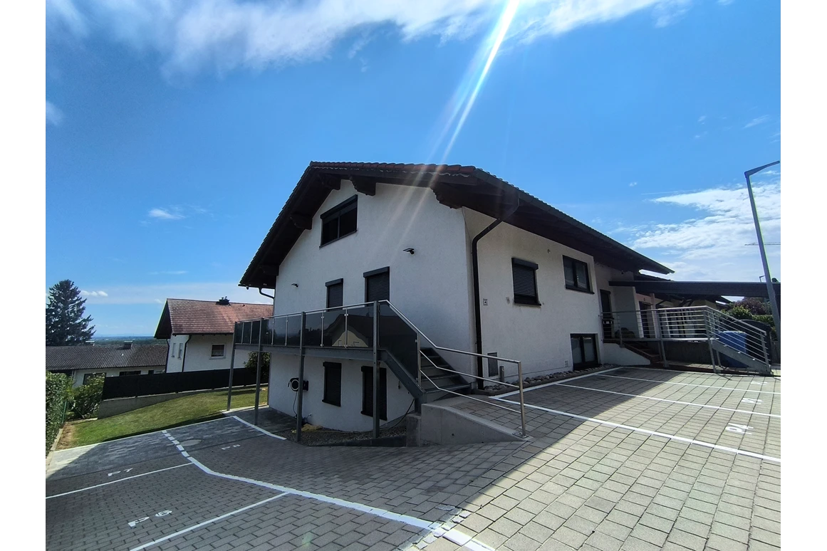 Parkplätze und Außenansicht des Haus Alpenblick