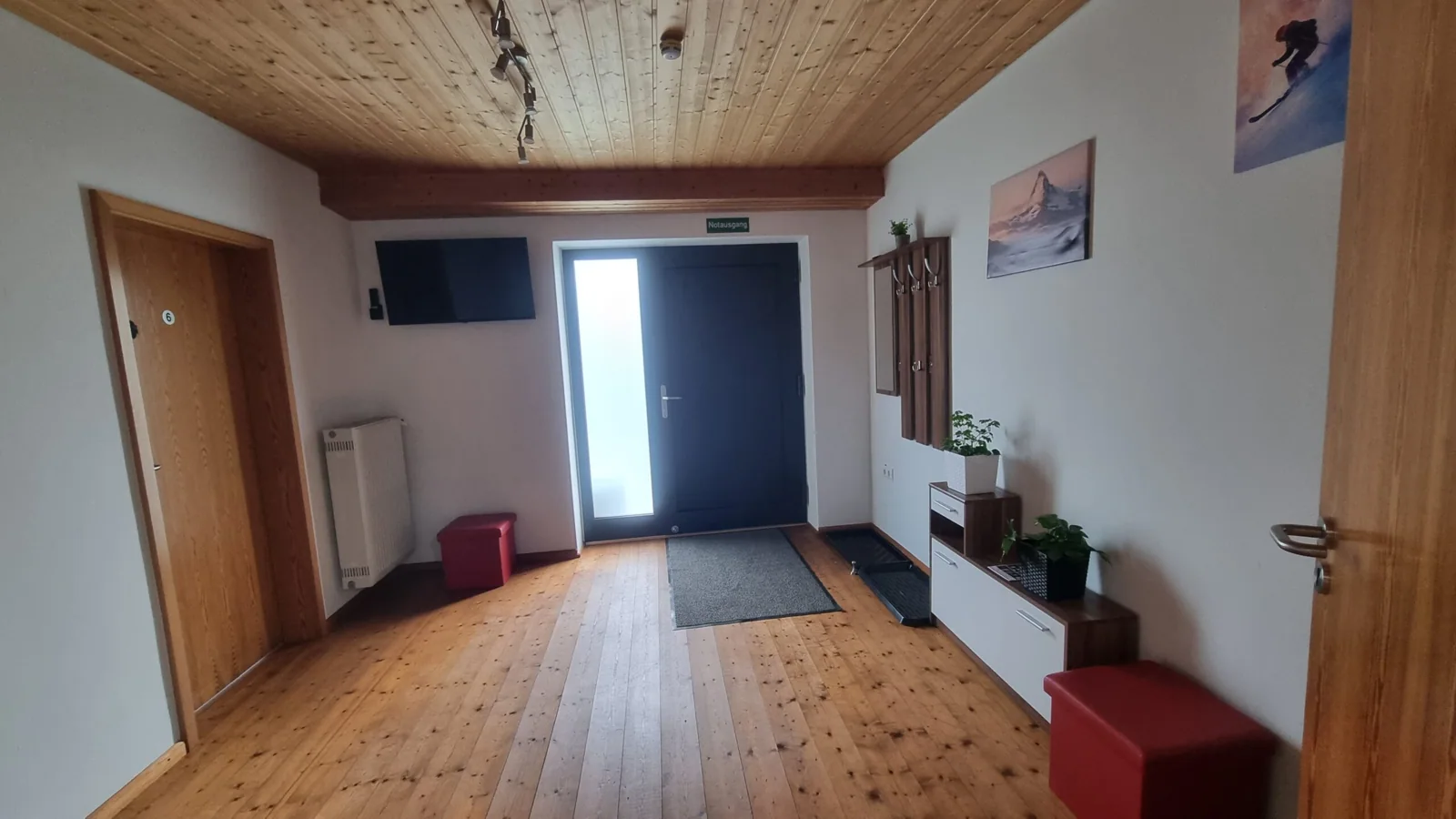 Helles Zimmer mit Fenster und Holzboden