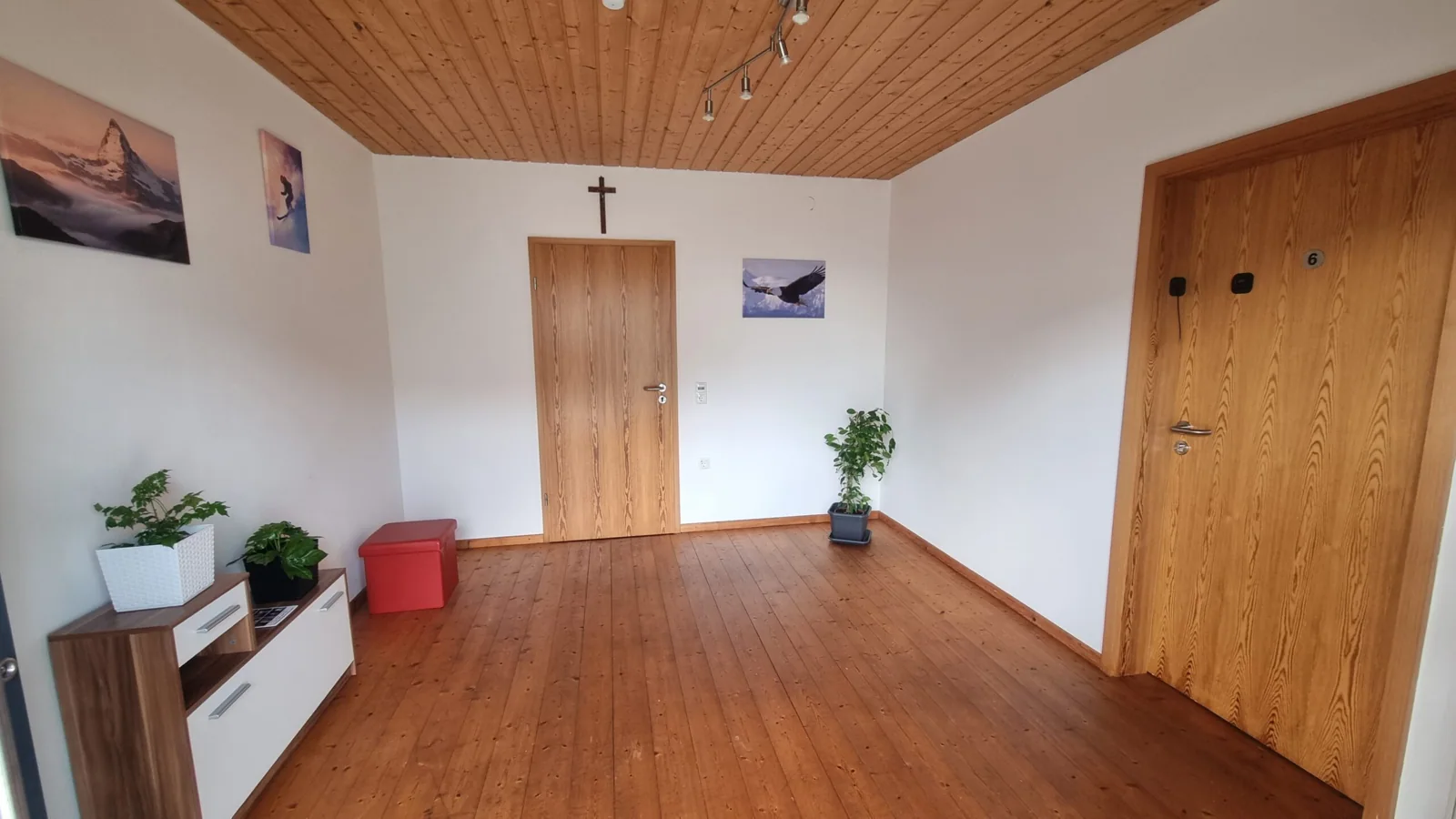 Geräumiges Zimmer mit Holzdecke