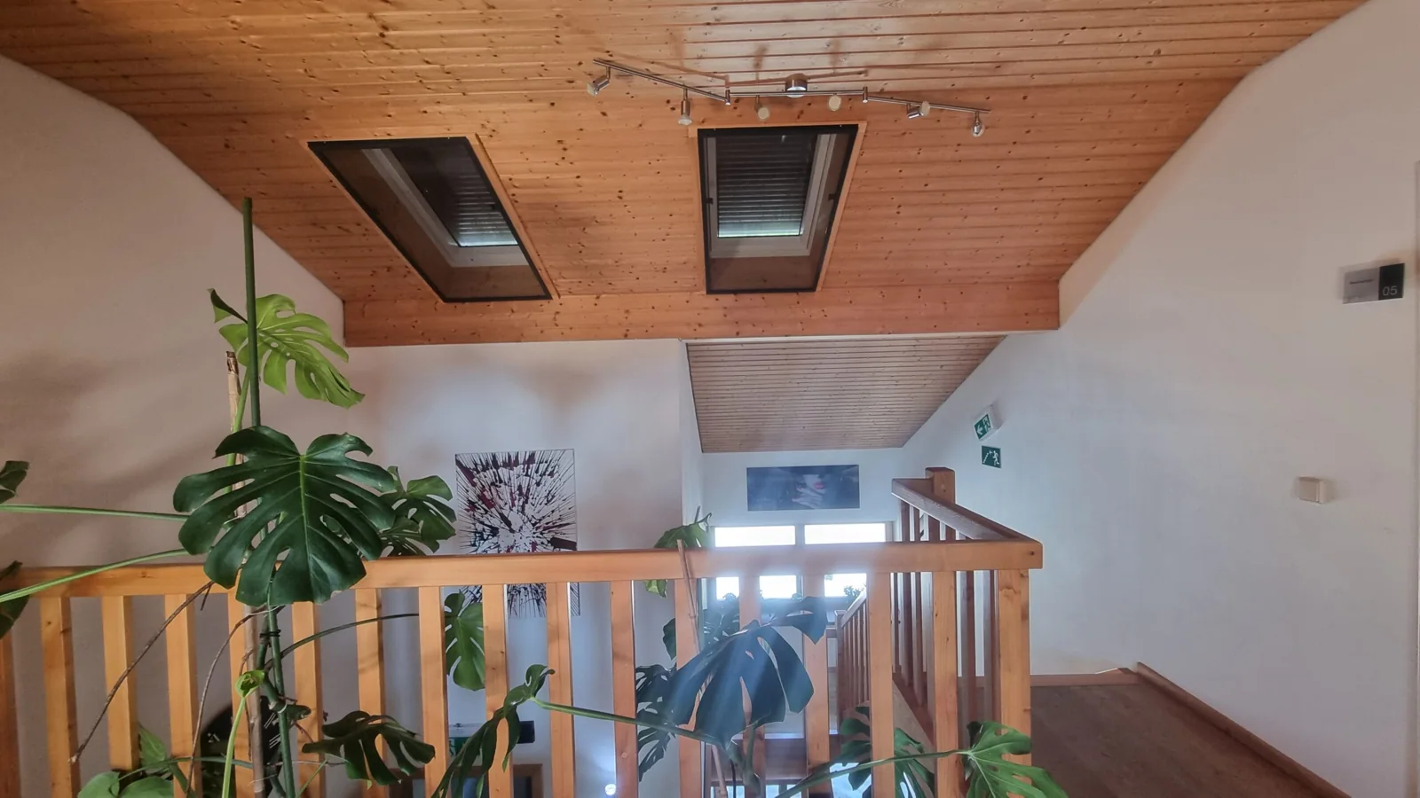 Heller Aufenthaltsbereich im Obergeschoss