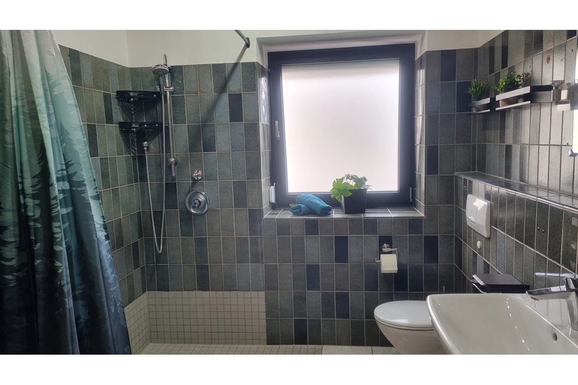 Badezimmer im Erdgeschoss des Haus Alpenblick