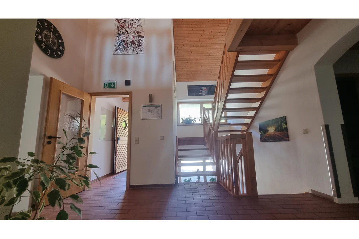 Galerie und Eingangsbereich mit Holztreppe