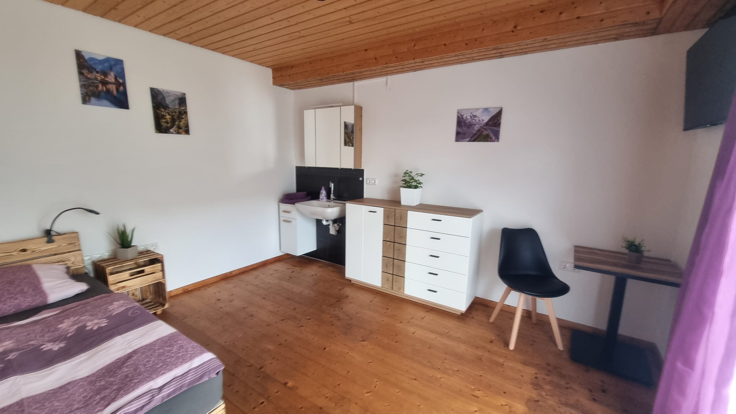 Zimmer mit Kommode und Bett