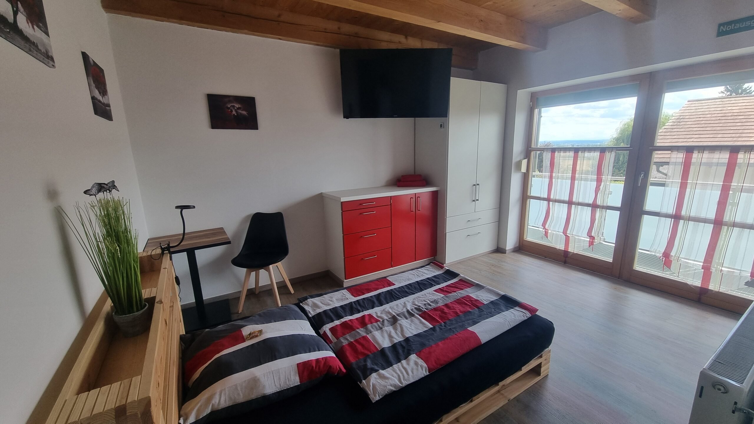 Zimmer mit TV und zwei Betten