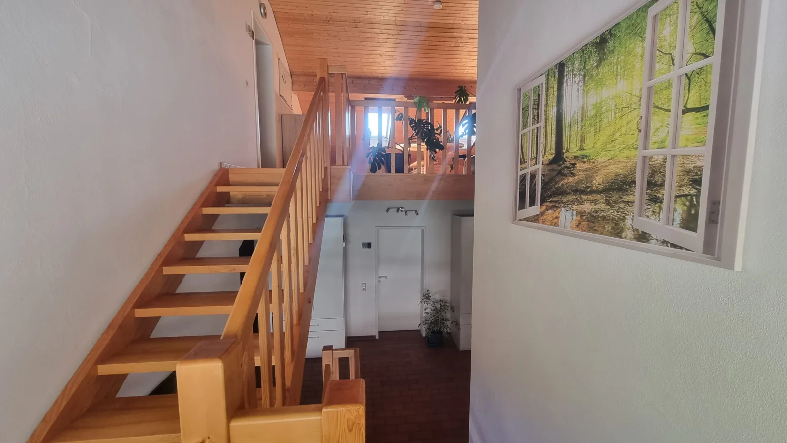 Holztreppe und Flur im Haus Alpenblick