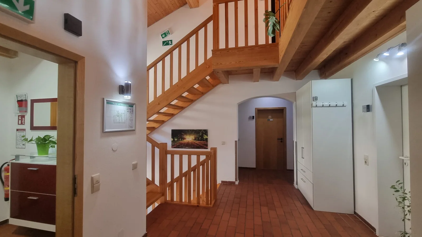 Flur mit Holztreppe und Sitzbank